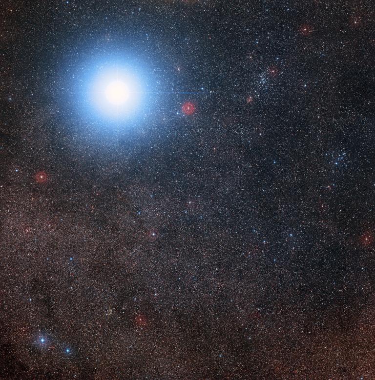 半人馬座比鄰星是南門二的三合星系統的一部份，圖示為數位巡天計畫2（Digitized Sky Survey 2）的合成影像。PHOTOGRAPH BY ESO, DAVIDE DE MARTIN, AND MAHDI ZAMANI