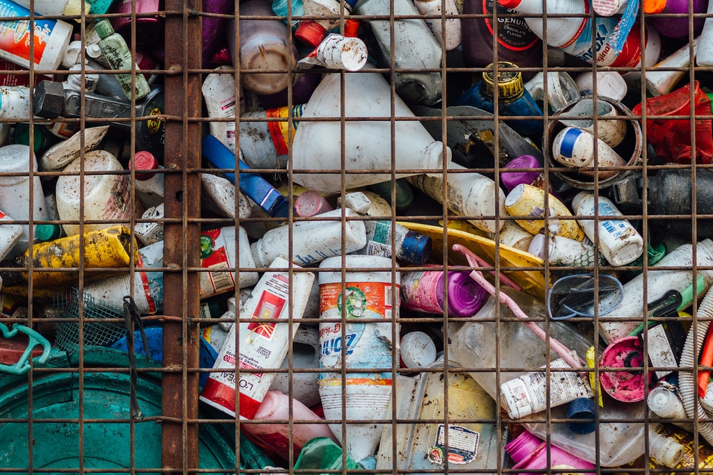 分解塑膠救星？科學家在垃圾場中發現吃聚氨酯的微生物