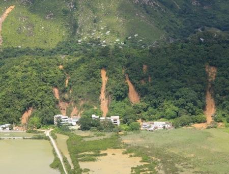 西大嶼山引發了多宗天然山坡山泥傾瀉