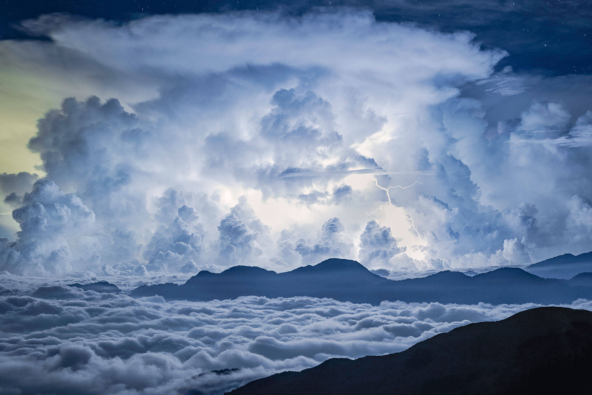 通往雲層入口 陳朝宇