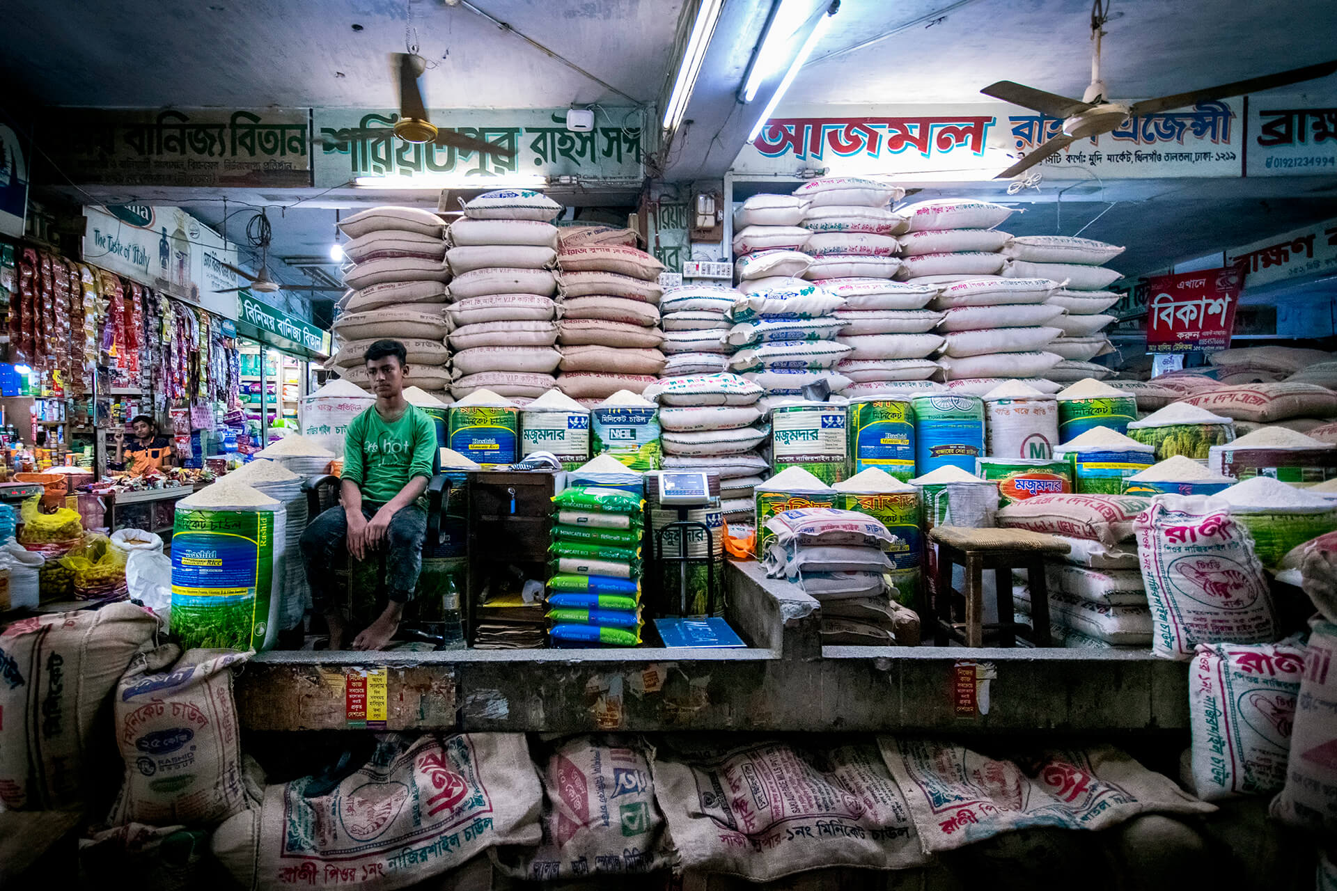 在孟加拉看守五穀倉庫的約瑟 馮縉康