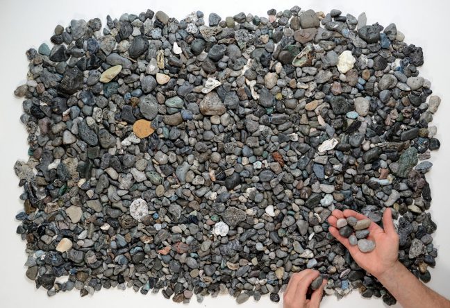 這些「間諜石頭」其實是一種難以察覺的塑膠汙染！