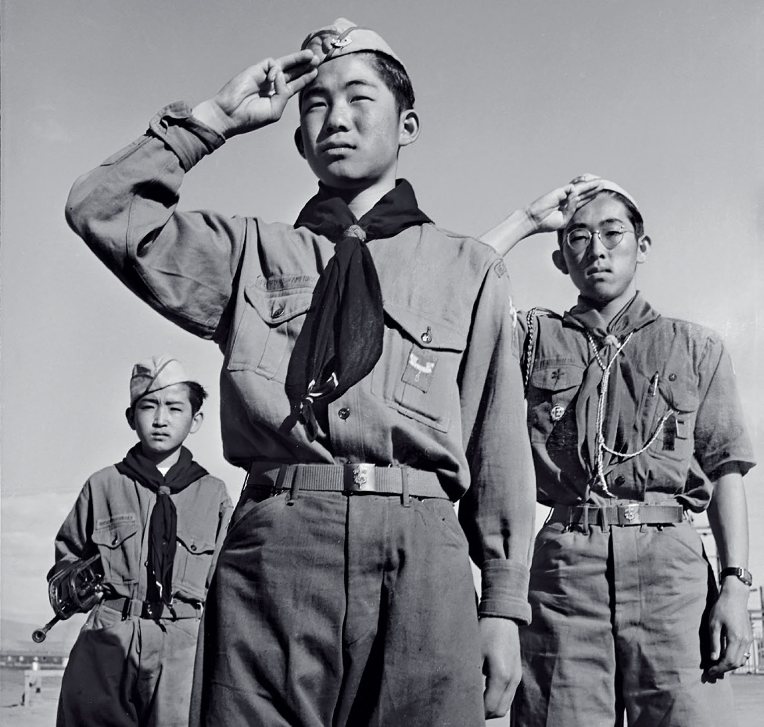 1943年,在怀俄明州的哈尔德山安置中心,三名童子军,14岁的大原.杰克.
