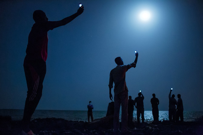 02-african-migrants-capturing-cell-signals-670f