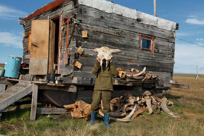 04-vladimir-potapov-raises-prehistoric-bison-skull-670