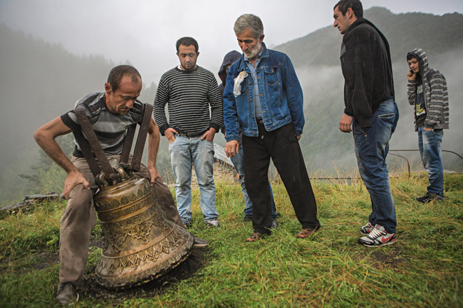 09-holy-festival-bell-ringing-contest-670
