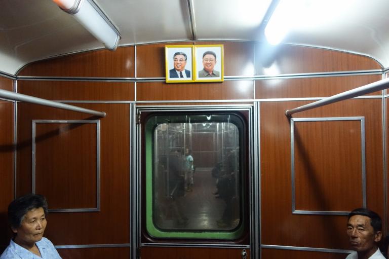每節車廂內都掛著金日成(Kim Il Sung)金正日(Kim Jong Il)父子的遺像,車內廣播系統則播放愛國言論。PHOTOGRAPH BY ELLIOTT DAVIES