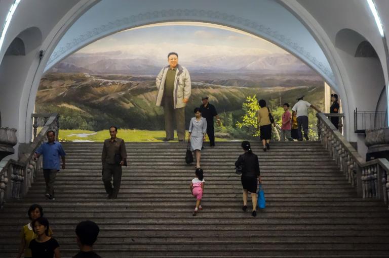 榮光站(Yonggwang Station)一幅北韓1994至2011年領導人——金正日,站在長白山前的壁畫。北韓媒體宣稱金正日是在長白山出生;但根據蘇聯的歷史文獻紀載,金正日出生於俄羅斯。PHOTOGRAPH BY ELLIOTT DAVIES