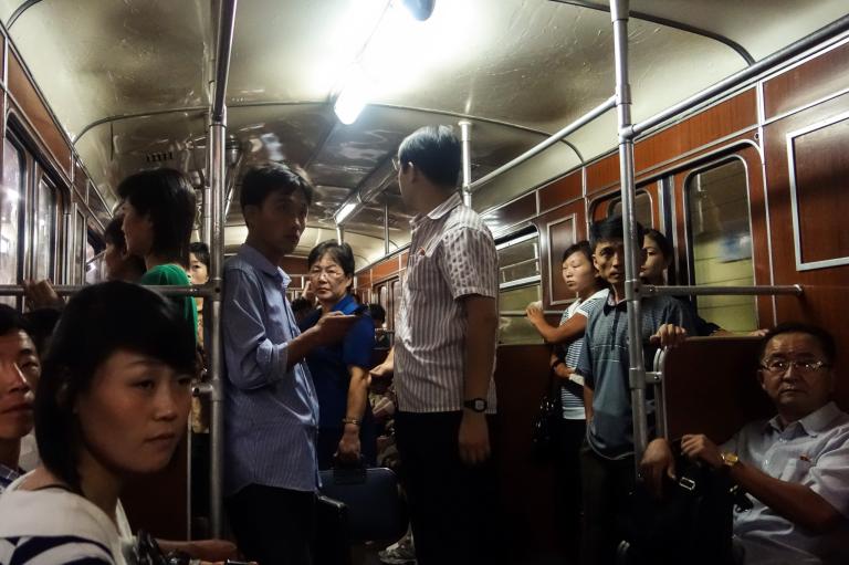 攝影師戴維斯描述和其他觀光客搭乘地鐵時的情景:「當地乘客非常有禮貌,會讓座給長者或甚至是我們這些外國人。但我無法確定這是真實日常的情況,還是只針對我們而已。」PHOTOGRAPH BY ELLIOTT DAVIES