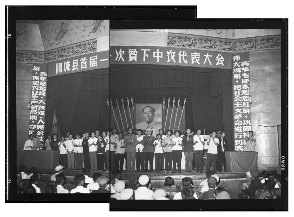 1965年，甫當選的農民代表們聚集台上。