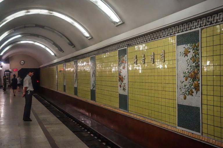 黃金土壤站(Golden Soil Station)充滿水果和蔬菜的壁畫。戴維斯說:「這些食物對我們來說再稀鬆平常不過了,但對北韓的人們來說,這代表著自给自足。這對他們來說可是大事。」