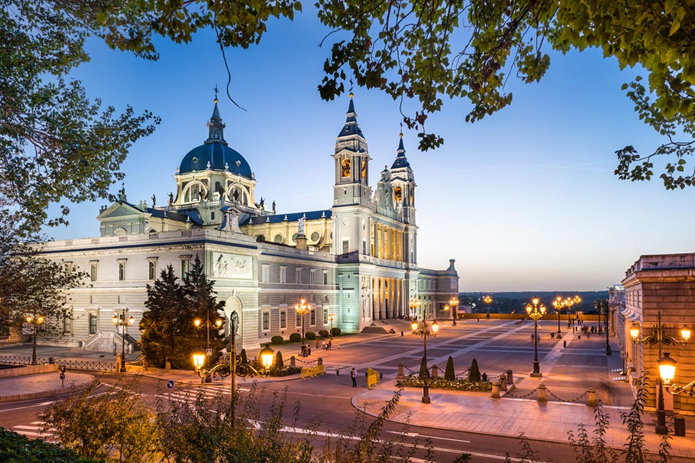 shutterstock_244712929_Madird_La Almudena Cathedral and the Royal Palace